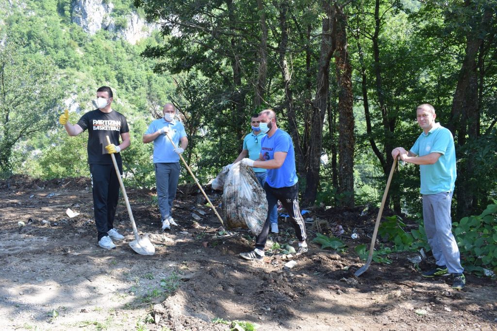 Општински руководиоци уклонили дивљу депонију у склопу акције "Очистимо град"